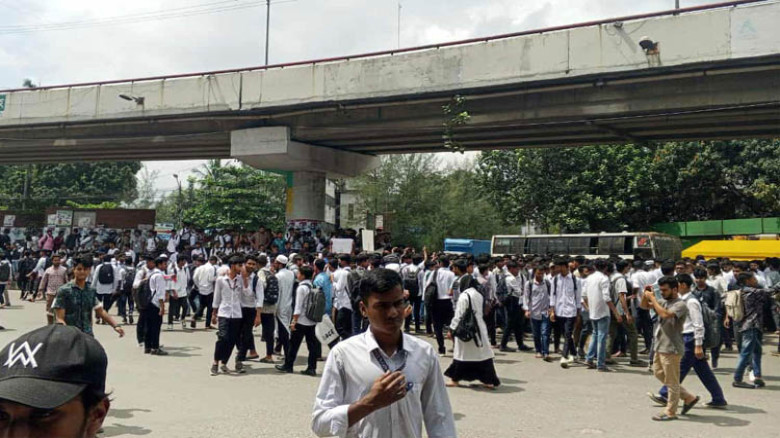 তিন দফা দাবিতে তেজগাঁওয়ে কারিগরি শিক্ষার্থীদের সড়ক অবরোধ