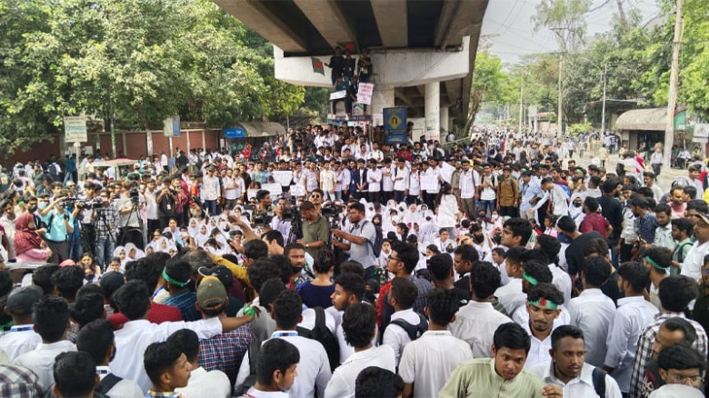 শিক্ষার্থীদের অবরোধ প্রত্যাহার, যান চলাচল শুরু