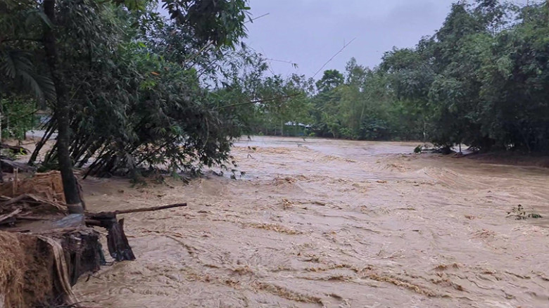 পাহাড়ি ঢলে শেরপুরে বাঁধ ভেঙে প্লাবিত নিম্নাঞ্চল, ২ মরদেহ উদ্