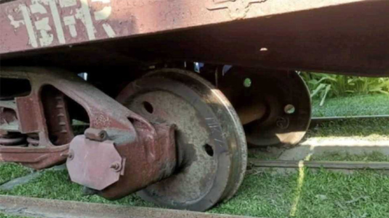 বিমানবন্দর এলাকায় ট্রেনের বগি লাইনচ্যুত