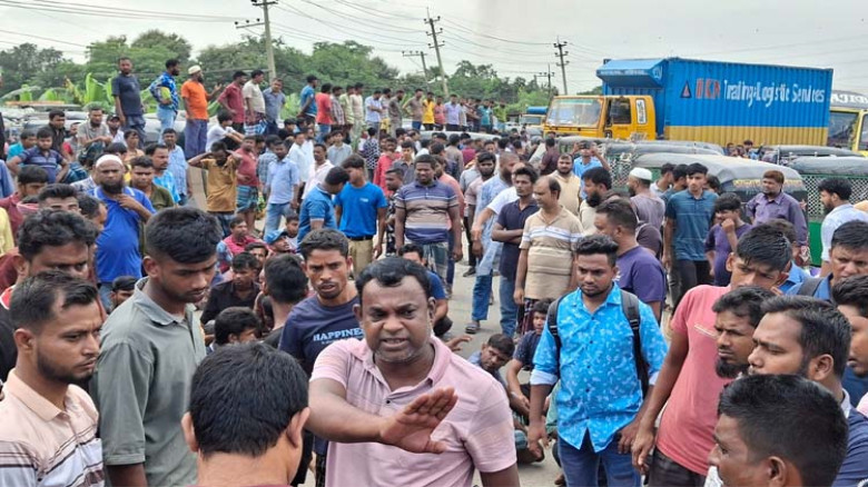 গাজীপুরে অটোরিকশা চালকদের বিক্ষোভ, যান চলাচল বন্ধ...