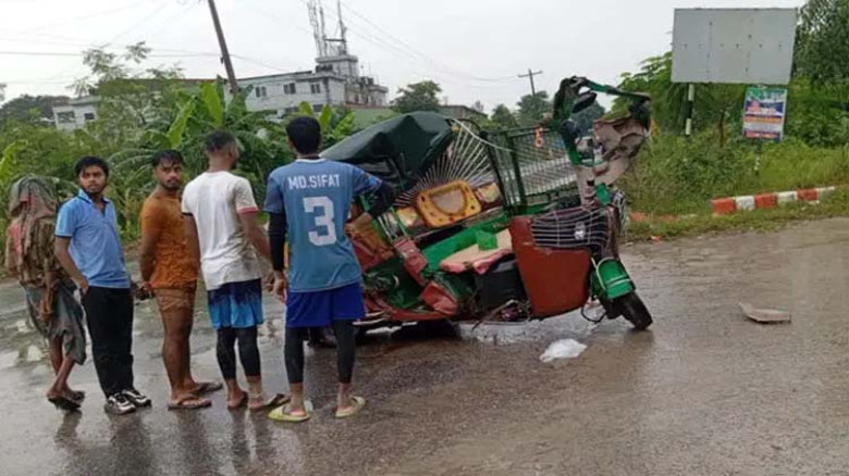 গাজীপুরে ডাম্প ট্রাক চাপায় অটোরিকশার ৩ যাত্রী নিহত...