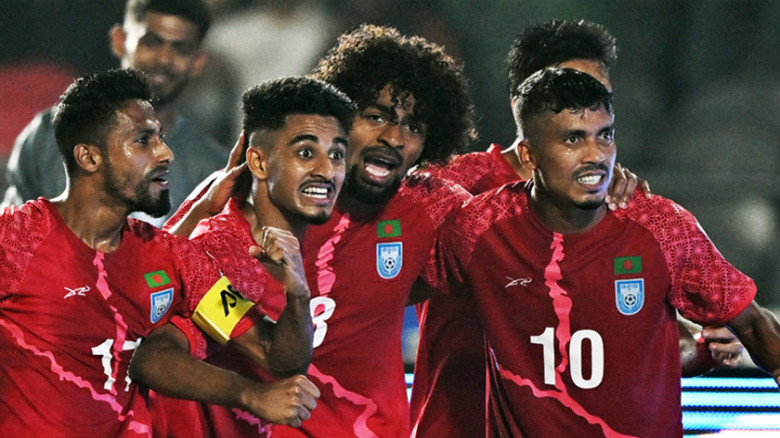 ফ্রি কিক থেকে হামজার গোলে এগিয়ে বাংলাদেশ