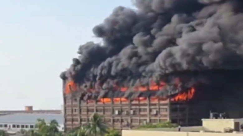 চট্টগ্রাম ইপিজেডের আগুন পাঁচ ঘণ্টায়ও নেভেনি, কাজ করছে ফায়ার 