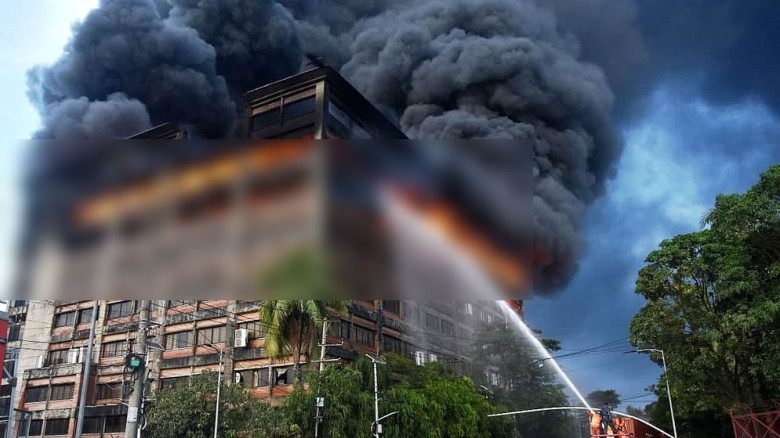 ধোঁয়ায় অন্ধকারাচ্ছন্ন সিইপিজেড, একের পর এক বিস্ফোরণ