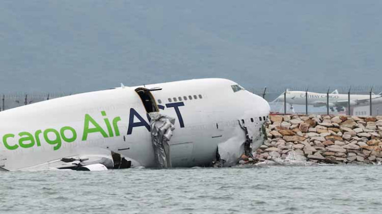 হংকংয়ে বিমানবন্দরে অবতরণের সময় সাগরে পড়ল বিমান, নিহত ২...