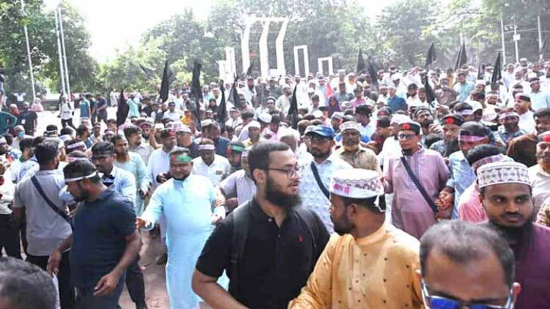 শহীদ মিনারে আমরণ অনশনে শিক্ষকরা