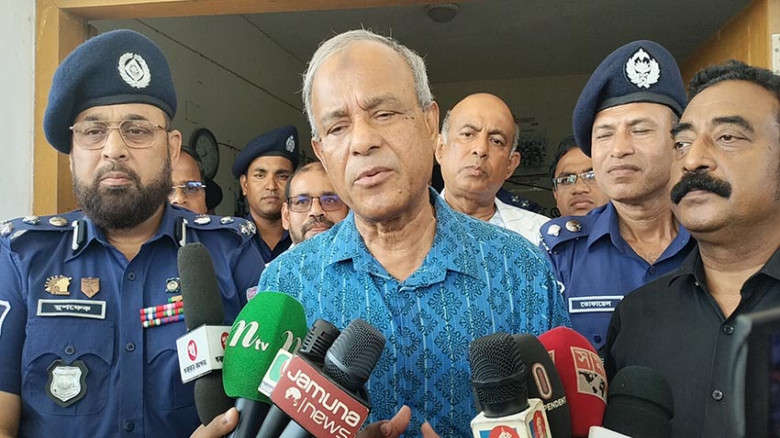 রেজিস্ট্রেশন করা সিমকার্ড কমিয়ে আনা হবে: স্বরাষ্ট্র উপদেষ্ট