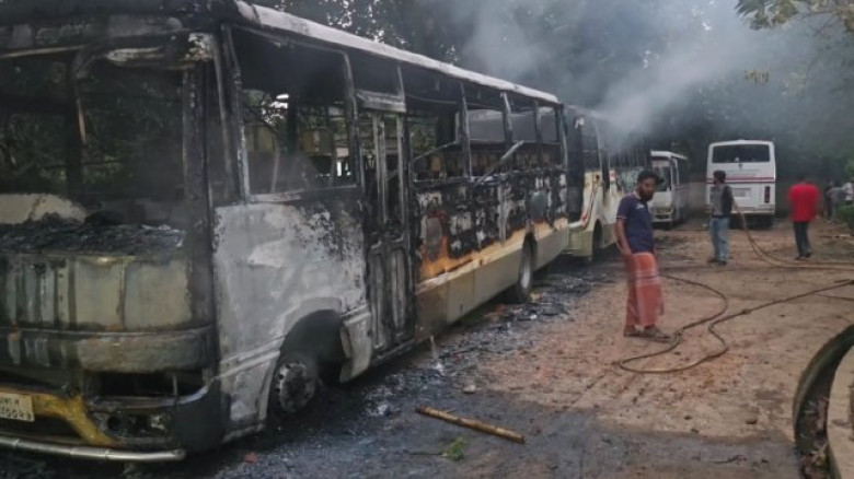 সাভারে ড্যাফোডিল ও সিটি বিশ্ববিদ্যালয় শিক্ষার্থীদের মধ্যে সংঘর্ষ, অগ্নিসংযোগ...