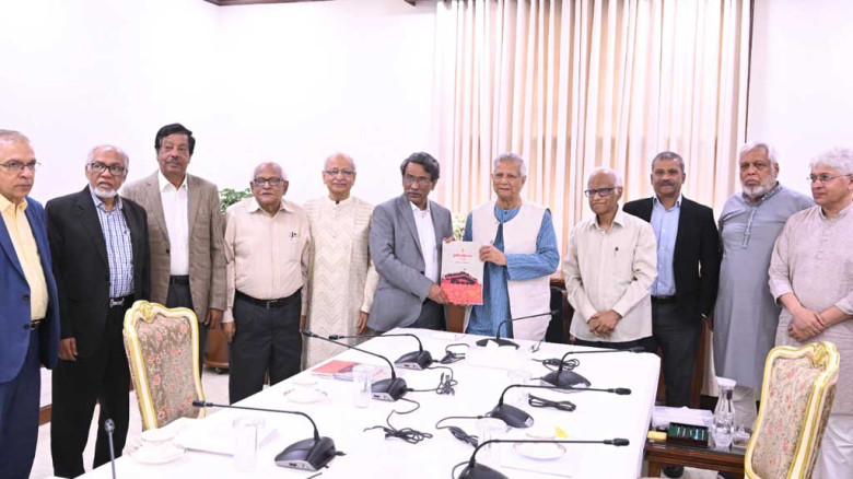 জুলাই সনদ বাস্তবায়নের সুপারিশ প্রধান উপদেষ্টার কাছে হস্তান্