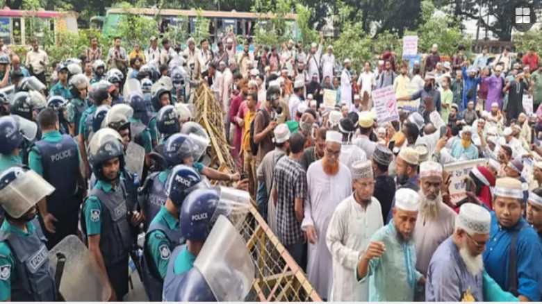 ইবতেদায়ি শিক্ষকদের ওপর পুলিশের জলকামান ও সাউন্ড গ্রেনেড নিক্