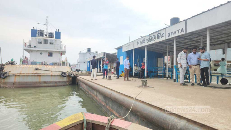 সেন্ট মার্টিন যেতে  মাত্র ৪ পর্যটক ঘাটে এসেছিলেন