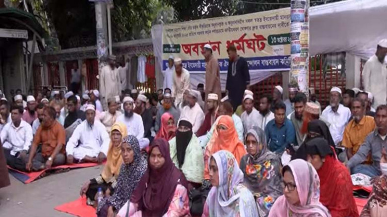 প্রেসক্লাবের সামনে ২২তম দিনেও ইবতেদায়ী শিক্ষকদের অবস্থান