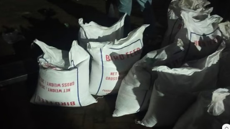 পাখির খাদ্যের আড়ালে সাড়ে ৬ কোটি টাকার নিষিদ্ধ পপি বীজ জব্দ