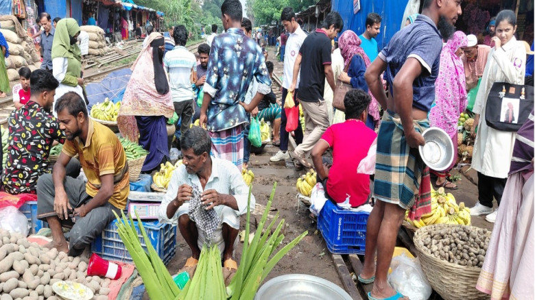 জয়দেবপুর রেলক্রসিং দখলমুক্ত করায় জনজীবনে স্বস্তি ফিরেছে